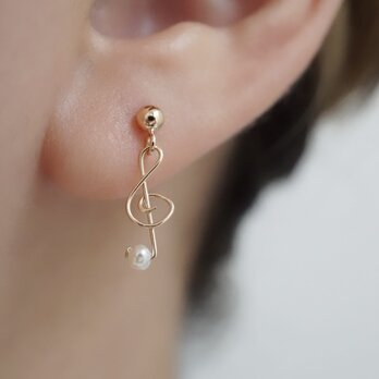 【ピアス／イヤリング】「小さな音符」ト音記号 淡水パール 白 天然石 14kgf 樹脂 ノンホール アレルギー対応