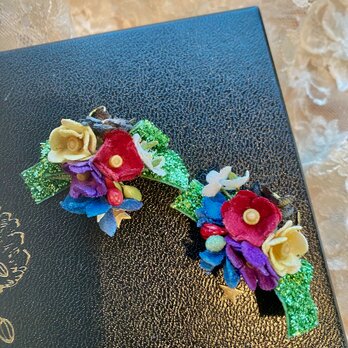 布花 クリスマスカラーのピアスAの画像