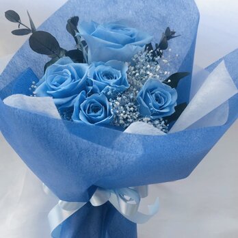 プリザーブドフラワー綺麗な空色のブルーローズ薔薇5輪のふんわり花束（花束ラッピング）の画像