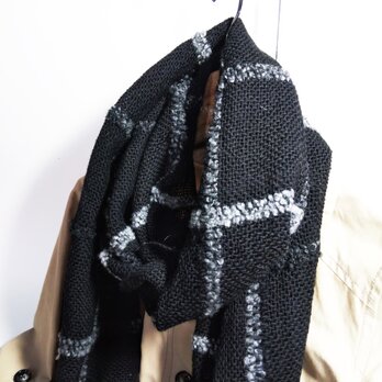 黒とグレーの秋冬マフラー 手織りの画像