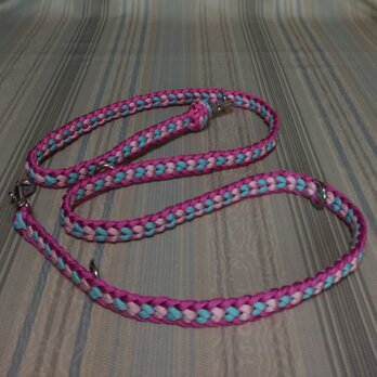 濃淡ピンクの太めのLoveLove編みのカフェリード　中型～大型犬用(全長１2０ｃｍマルカン１ケ)　お揃いの首輪と共に　の画像