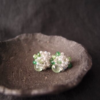 【天然石刺繍／ピアス】 Green Kyanite × Green Garnet × Labradorite Earringsの画像
