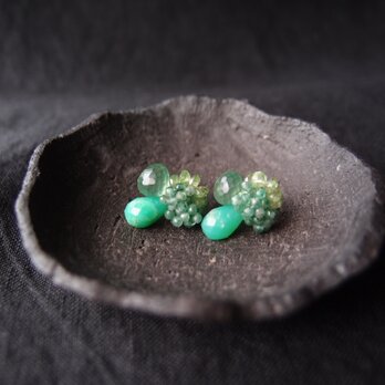 【天然石刺繍／ピアス】 Chrysoprase × Green Garnet × Serpentine × Aventurineの画像