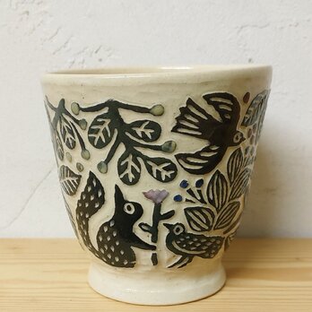 リスと鳥と花の彫り込みフリーカップの画像