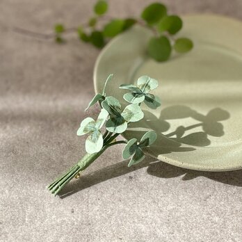 布花四つ葉のクローバー１つを加えたクローバーのブローチの画像