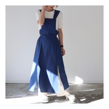 岡山児島デニムジャンパースカート／大胆なスリットバックリボンがポイントのデニムワンピース／エプロンワンピース／ブルーの画像