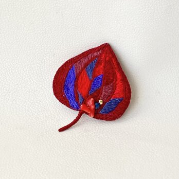 絹糸刺繍 ブローチ　～赤色葉っぱ～  　の画像