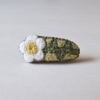 手紡ぎ糸の刺繍ミニヘアピン「白いお花」の画像