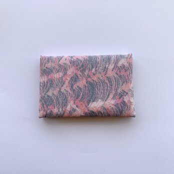 絹手染カード入れ（縦波・ピンク系グレー）の画像