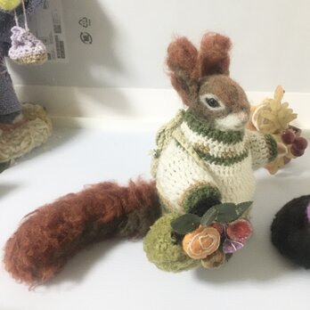 ✨羊毛フェルトのアカリス　冬のおしゃれな装い