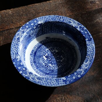 見込みに花文様◆青で素敵。伊万里　印判七寸鉢　碗　骨董・antiques 明治大正期の画像