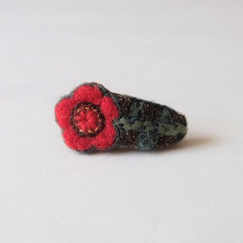 手紡ぎ糸の刺繍ミニヘアピン「赤いお花」の画像