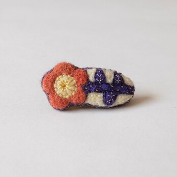 手紡ぎ糸の刺繍ミニヘアピン「オレンジのお花」の画像