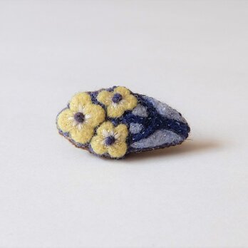 手紡ぎ糸の刺繍ミニヘアピン「黄色いお花たち」の画像