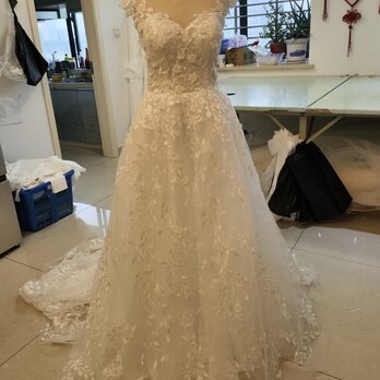 美品！ウエディングドレス オフホワイト 贅沢な小花総レース Aライン 華やかなトレーン 編み上げ 結婚式の画像