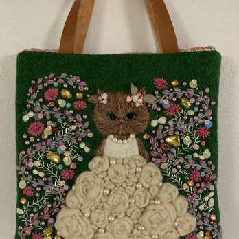 猫さんとビーズ刺繍のバッグ　羊毛フェルト生地のバッグの画像