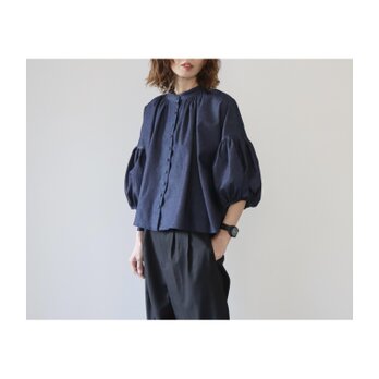 岡山倉敷市児島デニムで魅せる、たっぷりくるみボタンをあしらったボリューム袖の8オンスデニムシャツ／デニムギャザーブラウスの画像