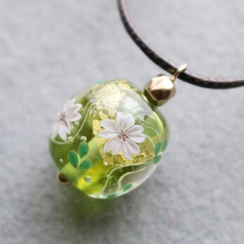 とんぼ玉ガラスペンダント桜(黄緑）の画像