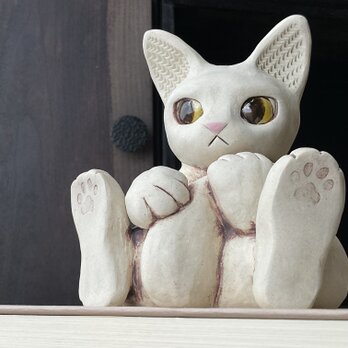 子猫の置物　白　黄目の画像
