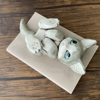 子猫の置物　ハチワレグレー　薄青目の画像