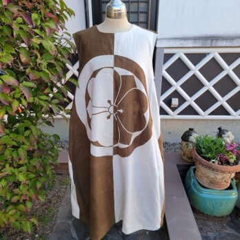 着物リメイク　手作り　白地に茶色　紋　ジャンパースカートの画像