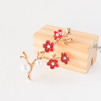 『寒い冬に咲く赤い梅の花の風情ブローチ』の画像