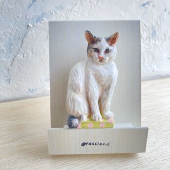 いつも見いてるよ（木彫りの猫のブローチ）の画像