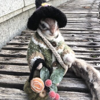 羊毛フェルトのシマリス男の子　冬のおしゃれな装い