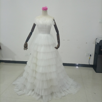 華やか ウエディングドレス 胸元フリル 可愛い 柔らかく重ねたチュールスカ 花嫁/前撮りの画像