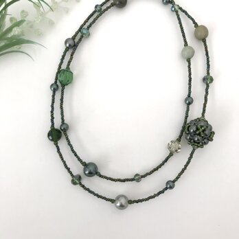 ビーズボールの大ぶりロングネックレス　エメラルド グリーン
