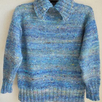 みず色の衿付きセーターの画像