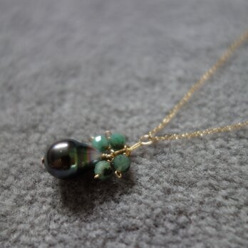 エメラルド＆黒蝶真珠のネックレスの画像