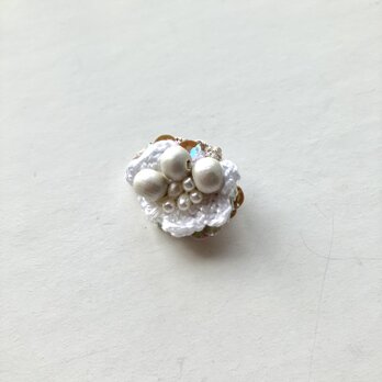 ちいさなブローチ集　冬の白色　優しいホワイトカラー　軽いブローチの画像