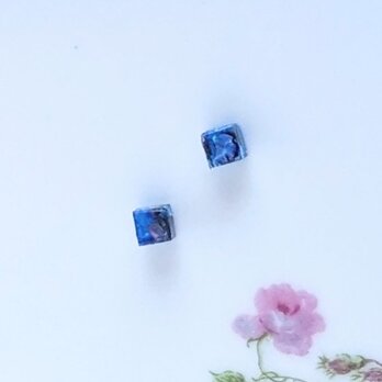 小さなブルー螺鈿のキューブピアスイヤリング1549の画像