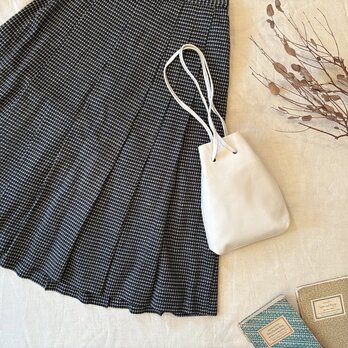 やさしい秋色。本革 スモールランタンバッグ／ベージュ｜山羊革×巾着式｜クラシカルモダンな軽やかバッグ