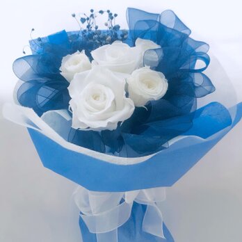 プリザーブドフラワー/白い薔薇5輪とたっぷりブルーオーガンジーリボンのふんわり花束（花束ラッピング）の画像