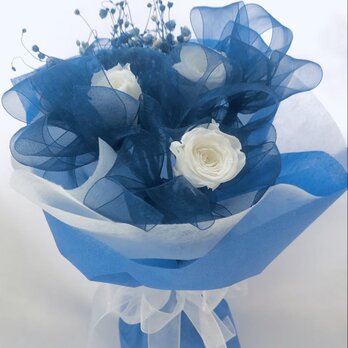 プリザーブドフラワー/白いミニ薔薇3輪とたっぷりブルーオーガンジーリボンのふんわり花束（花束ラッピング）の画像