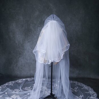 ロングベール オフホワイト キラキラのハンドビーディング 繊細レース ウェディングドレスの画像