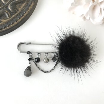 ミンク ファー の クラシカル カブトピン ブローチ 黒 ブラック モノトーンの画像