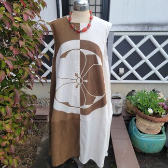 着物リメイク　手作り　白地に茶色　紋　ジャンパースカートの画像