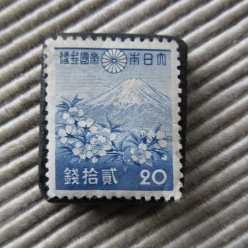日本　20銭　富士と桜　切手ブローチ9254の画像