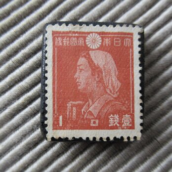 日本　1銭　女子工員　切手ブローチ9265の画像
