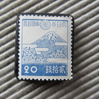日本　20銭　富士と桜　切手ブローチ9277の画像