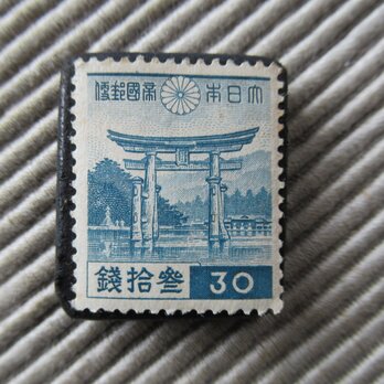日本　30銭　厳島神社　切手ブローチ9279の画像
