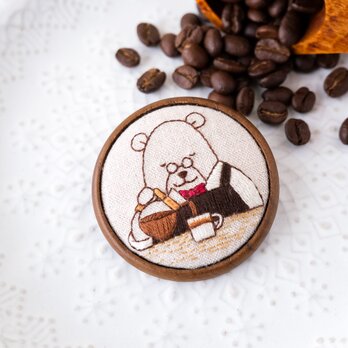 カフェのマスターの刺しゅうブローチ（コーヒーをひとつ）＊ 刺繍の画像