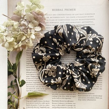 おしゃれな リバティ 黒 花柄 シック フォーマル シュシュ ヘアゴムの画像
