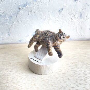 木彫りの寝・飯猫のブローチ（キジトラ猫）の画像