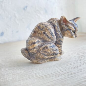 木彫りのお座り猫のブローチ（キジトラ猫）の画像