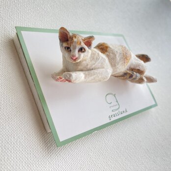 木彫りの寝・飯猫ブローチ（三毛猫）の画像