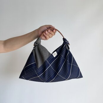 【1点もの】あずま袋 裏地付き ハンドバッグサイズ -絹着物地 紺色 & グレーの木綿（ヴィンテージ） AZ412の画像